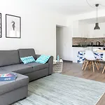 With Balcony - 2 Min Walk To The By Lisbeyond 아파트 코스타 다 카파리카