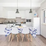 With Balcony - 2 Min Walk To The By Lisbeyond 아파트 *