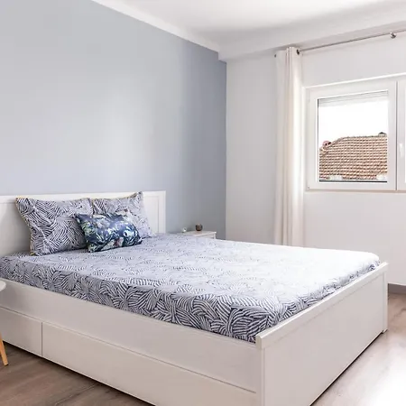 Apartment 1 Bedroom With Balcony 2 Min Walk To The Beach!