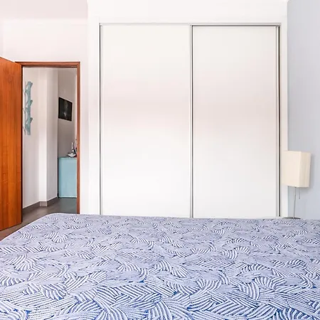 Apartment 1 Bedroom With Balcony 2 Min Walk To The Beach!