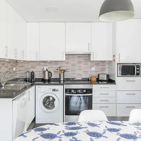 With Balcony - 2 Min Walk To The By Lisbeyond *