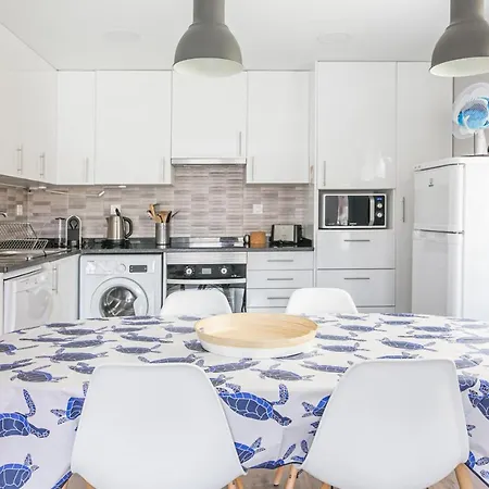 Apartment 1 Bedroom With Balcony 2 Min Walk To The Beach!