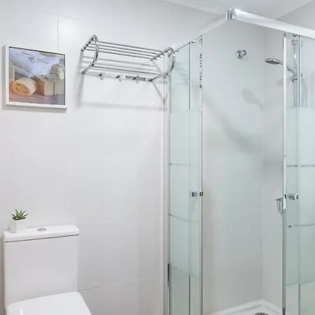 Apartment 1 Bedroom With Balcony 2 Min Walk To The Beach! *