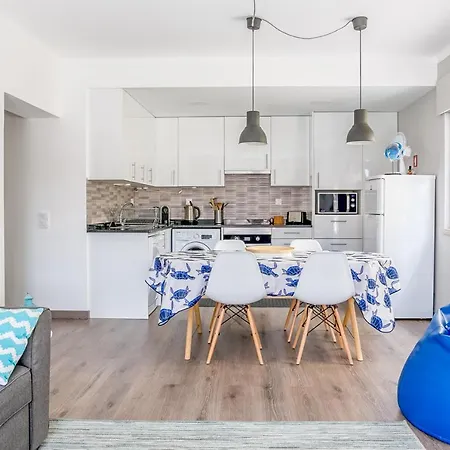 Apartment 1 Bedroom With Balcony 2 Min Walk To The Beach! Costa da Caparica