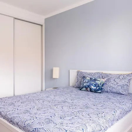 1 Bedroom With Balcony 2 Min Walk To The Beach!
