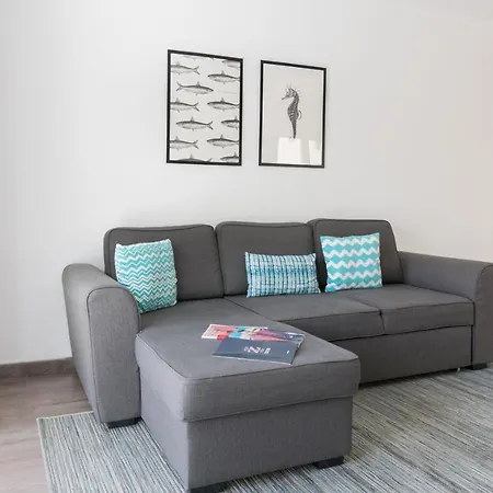 Apartment 1 Bedroom With Balcony 2 Min Walk To The Beach! *