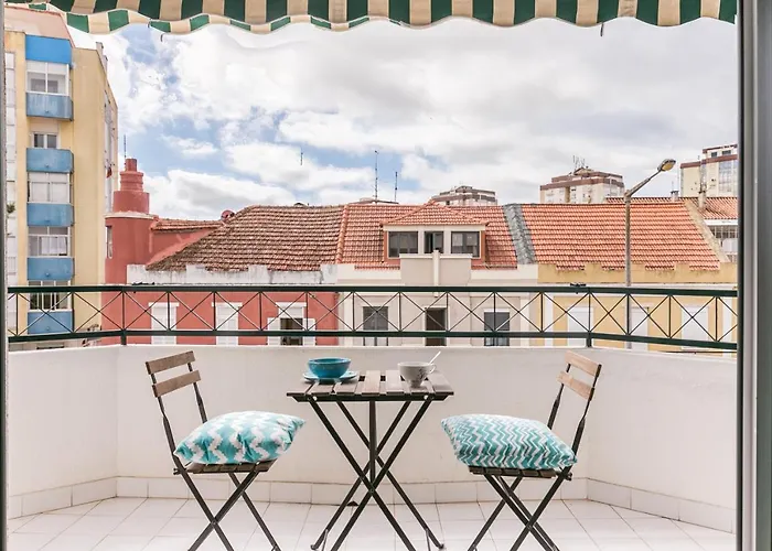 With Balcony - 2 Min Walk To The By Lisbeyond