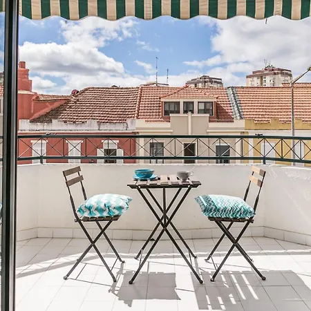 With Balcony - 2 Min Walk To The By Lisbeyond Apartament